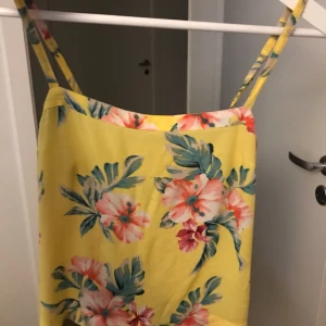  - Fint gult hollister linne, fint till hösten! Storlek S 💛