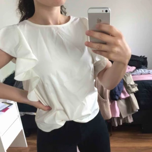  - Topp med volang på ärmarna. Okänt märke och det står ingen storlek i toppen. Gissar på S/M. Köpare står för frakt