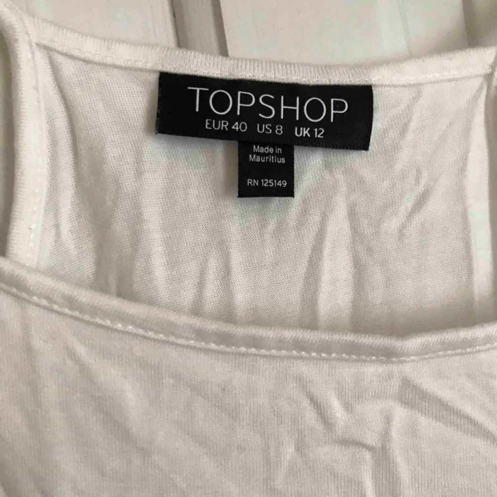 • Sött vitt linne från Topshop •  - Croppad  30 kr +frakt. Toppar.