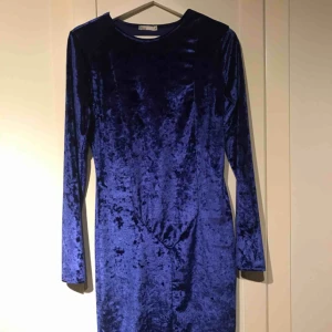  - Blå sammetsklänning från Nelly. Använd en gång, säljer för att den inte är min stil längre. Köpt på Nelly kommer tyvärr inte ihåg för hur mycket och finns inte kvar på sidan vad jag vet. Köparen står för frakt