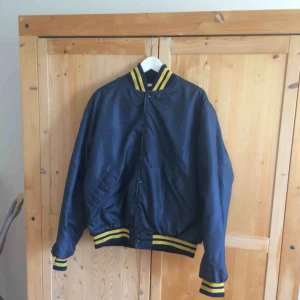  - Cool och skön baseballjacka i mörkblå. Från beyond retro ⚾️ ✨