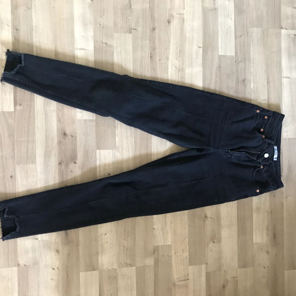 Svarta urtvättade jeans från nakd! Frakt tillkommer 🌸. Jeans & Byxor.