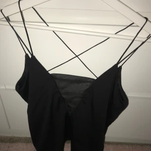  - Snygg topp från Nelly med korsad rygg!