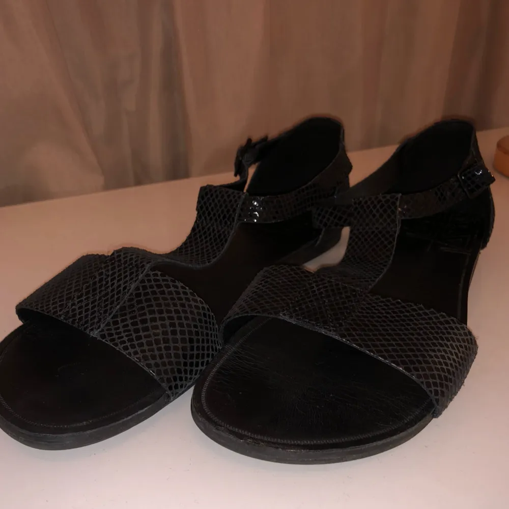Snygga sandaler med en ”ormskinns”finnish från Vagabond i strl 41, använda fåtal gånger & i nyskick! Riktigt bekväma att gå i! Kan mötas upp i Göteborg annars står köparen för eventuell frakt:-). Skor.