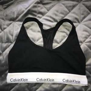  - Jag säljer en Calvin Klien topp,  Använd ett fåtal gånger men är som ny, Köpt för ordinarie pris, Kan mötas upp i Gävle eller fraktas, Köparen står för frakten, 9kr , Betalning sker via Swish eller kontant.