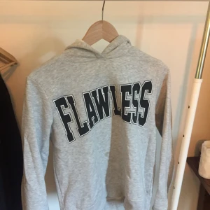  - Hoodi köpt på Gina tricot. I storlek M men passa mig som i vanliga fall har storlek S. Varm och mysig på vintern. Har en liten grå fläck på magen som knappt syns. Pris kan diskuteras pga den. 