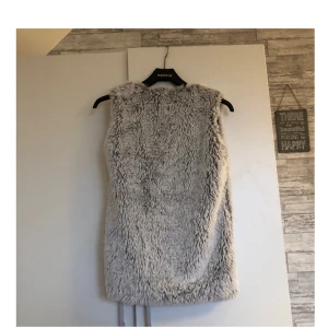  - En fin jacka/kofta. Som är använd 1-2 gånger. I storlek 158/164, kom inte riktigt ihåg vart den är ifrån. Men den e väldigt mysig och bra kvalité. Nu till hösten. Frakten kan diskuteras:)