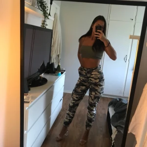  - Säljer ett par smala camobyxor ifrån Madlady i stl S men passar även dig som är en XS. Helt nya! :) Köparen står för frakten! 