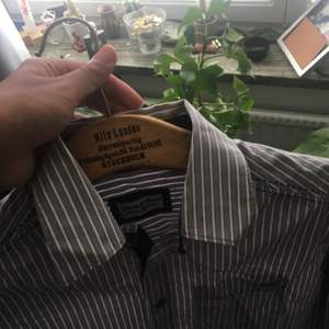 Skitsnygg grårandig skjorta från Jack&Jones vintage, sjukt lätt att styla! Två knappar är dock lösa men kan enkelt sys fast. Frakt tillkommer 