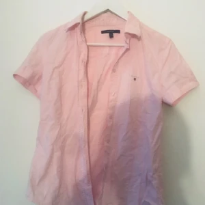  - FÅ FYRA VALFRIA PLAGG FÖR 200 kr!! Bara intresserad av ett plagg, PMa!   GANT skjorta! Använt väldigt sparsamt.