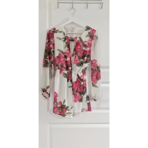  - Säljer denna blommönstrade playsuit ifrån DM retro. Aldrig använd, endast prövad, lapparna sitter kvar. Ordinariepris 599:-