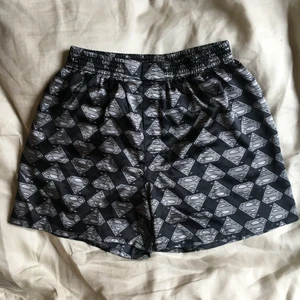  - Superman-boxers i sidenmaterial. Fint skick. Möts upp i Uppsala. Köparen står för frakt. 