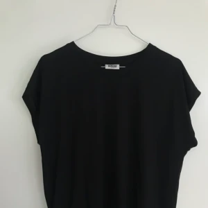  - Svart classic tshirt från Weekday! 