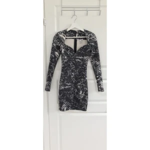  - En svartvit mönstrad fodralklänning i scuba material ifrån Nelly. Använd fåtal gånger. I fint skick förutom ett hål vid bysten, inget som syns på. (Vid intresse kan jag skicka bild på hur det ser ut & eventuellt sy igen det)  Ordinariepris 449:- 