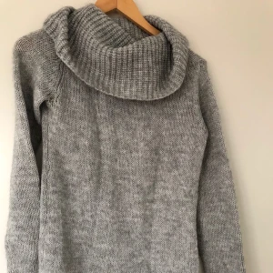  - Stickad klänning från H&M använt fåtal gånger men i bra skick. 170/S storlek men passar även M. Kan mötas upp i Södertälje eller posta om du står för frakten. Kolla gärna mina andra annonser. :)