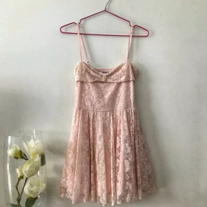  - Fin klänning från Gina Tricot!  Bra skick, använd väldigt få gånger. 🌸