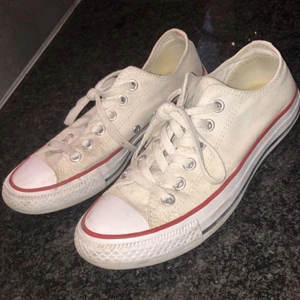  - Ett par vita låga converse i storlek 37,5😊 Dom är i använt skick därav det billiga priset!💕 Dom kan fraktas om köparen står för frakten, och Swish funkar som betalning!😊💕