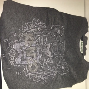  - Liten i storlek. Står S men skulle säga att den mer är en XS. Nyskick 