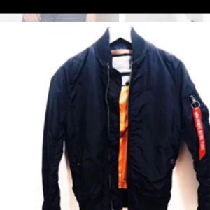  - Mörkblå alpha bomberjacka! Prefekt under våren hösten och eventuellt vintern Fint skick