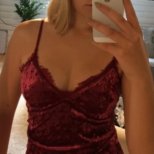  - Festlinne i röd sammet med spetsdetaljer. Inköpt för något är sedan, använd sparsamt.   Finns att hämta i Stockholm alternativt fraktas mot en fraktkostnad. Från ett djur och rök-fritt hem. 
