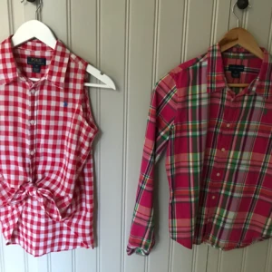  - Två blusar från Ralph Lauren. Storlek 14, och 16. Motsvarar ungefär XS. Väldigt fint skick! Båda för 300. 