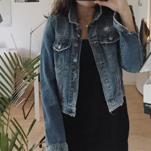  - Cool jeansjacka med lite slitningar från Noisy May 🦕 / STORLEK: S / SKICK: Som ny, använd 2-3 gånger / Skriv gärna vid övriga frågor!