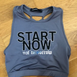  - Sporttop som går rätt långt ner, typ till midjan på mig. Väääldigt fin på, men inte riktigt min stil. 