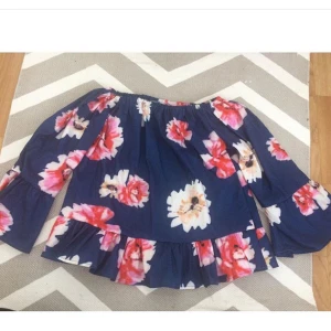  - Oanvänd tröja i storlek XS-S. Går att ha offshoulder och vanligt.   Köparen betalar frakten om avhämtning inte fungerar :)