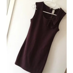  - Oanvänd klänning med lappar kvar, nypris 399kr.  Köparen betalar frakten om avhämtning inte fungerar :)