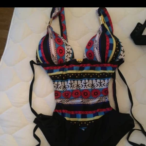  - Baddräkt med öppen rygg. Passar dem med b-c kupa Aldrig använd då den vart för liten Minns ej vart den är köpt 