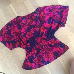  - Söt topp med resor i midjan 