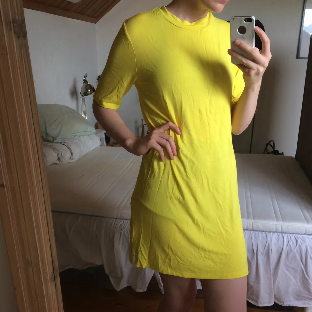 Fett gul klänning/oversizee tröja från bikbok. Köparen står för frakt!. Klänningar.