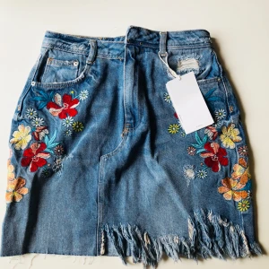  - Jeanskjol från Zara  Aldrig använd och prislappen kvar! Säljes pga för liten för mig