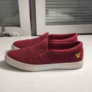  - Vinröda lyle and scott skor. Använd runt 4 gånger. Smuts vid kanterna men det går att få bort. Nypris 550kr, frakten kan diskuteras. Skicka meddelande vid frågor eller mer bilder💗