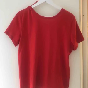  - T-shirt från NA-KD med djup rygg. Använd några få gånger och är i bra skick! Fraktar helst och samfraktar gärna