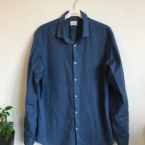  - Blå skjorta från Selected Homme köpt i Köbenhavn. Orginalpris 499kr. Frakt tillkommer