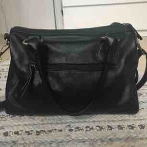  - En svart even&odd väska som är knappt använd, original pris 350kr.Skinn imiterat material, två korta handtag och ett reglerbart långt band. Väskan har  två små fack med dragkedja och två mindre öppna.