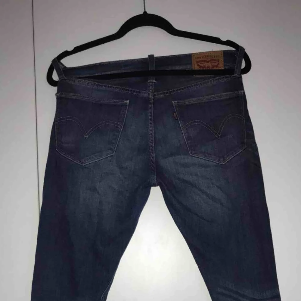 Fina Levis jeans i fint skick, stl 27 passar m (skulle jag säga (modellen heter boyfriend skinny fit, priset kan diskuteras . Jeans & Byxor.