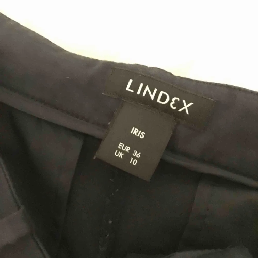 Ett par mörkblåa kostymbyxor från Lindex i modell ”Iris”, storlek 36. Sparsamt använda och är därför i bra skick. Fraktar helst!. Jeans & Byxor.