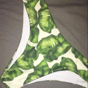  - Bikiniunderdel från Zaful! Aldrig använda, passar storlek XS/S beroende hur täckande de ska vara. Halvstring. Swish endast ❤️