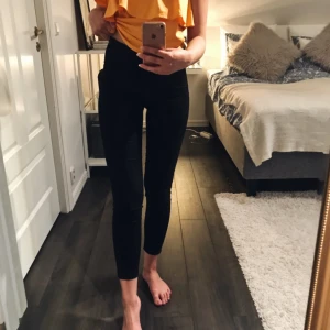  - Svarta byxor från H&M, köparen står för frakten! 