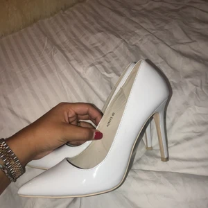  - Vita pumps från Nelly. Nypris 350 kr, använda EN gång som helt nya. Lite små i storleken, så om du har 39 passar dessa dig perfekt!
