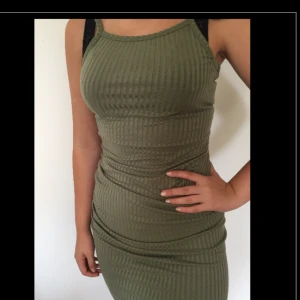  - En jätte fin grön klänning, köpte för 200 aldrog använt den