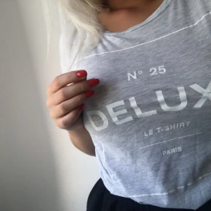  - Snygg grå T-shirt från Ginatricot, lite sliten i trycket men i övrigt väldigt fin!  25kr + ev frakt 🌸