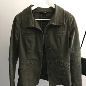  - Fin vintage mörkgrön jacka, lite kavaj-inspirerad och guldiga dragkedjor på fickorna.  Strl 36, något längre modell 😊 50kr + ev frakt 🌸