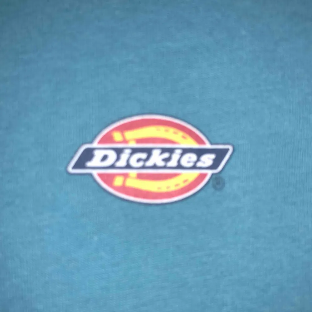 Skön o snygg t-shirt från Dickies. Säljer då jag bara inte använt den, alltså är den i nytt skick o endast testad. . T-shirts.
