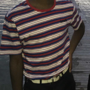  - Randig T-shirt, blå, röd, vit storlek xs, tvättad och srykt