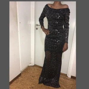  - Festlig klänning som är bekväm att ha på sig. Utmärkt skick och använd 1 gång. 