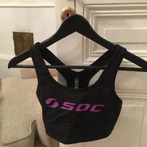  - Säljer en oanvänd SOC sport-bh i storlek 40 men tycker själv den är mer en 38. Oanvänd då den var för liten på mig. Nypris 250kr
