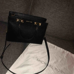  - Jag säljer en Michael kors väska som är givetvis ÄKTA. Den köpte på Zalando och den är nu slutsåld. Den användes ett fåtal gånger då den är en mindre storlek. Dustbag medföljer och kvitto. Bud från 2000.